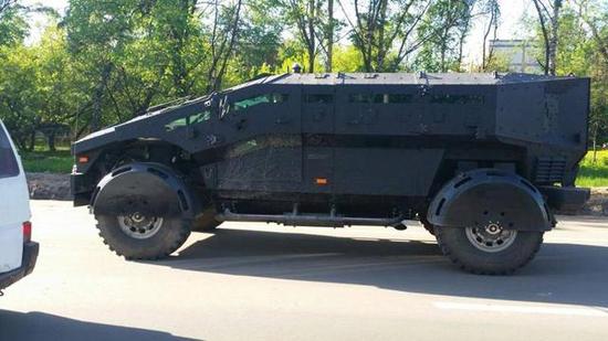 俄军新型突击车酷似蝙蝠战车 特种兵可坐车顶攻楼